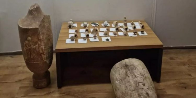 Policia greke në kërkim të “Xhonit”, kush është shqiptari që trafikon objekte antike