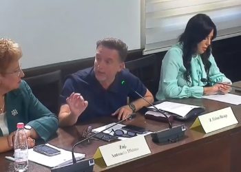 Erion Braçe shfryn me punonjësen e ministrisë: Tani nga Gjirokastra po na vijnë ekspertë dhe në zonat e tjera, Shqipëria nuk është vetëm Gjirokastra (VIDEO)