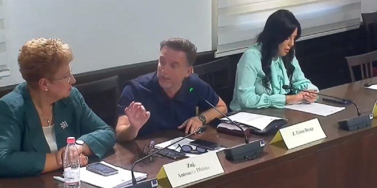 Erion Braçe shfryn me punonjësen e ministrisë: Tani nga Gjirokastra po na vijnë ekspertë dhe në zonat e tjera, Shqipëria nuk është vetëm Gjirokastra (VIDEO)