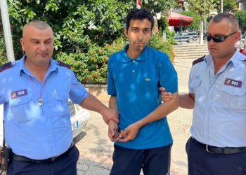Pakistanezi i rrëmben çantën me para kambistit në Sarandë dhe ikën me vrap, kapet nga policia bashkiake