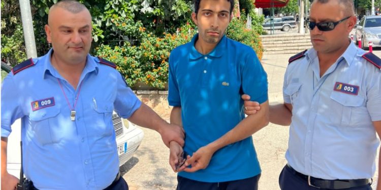 Pakistanezi i rrëmben çantën me para kambistit në Sarandë dhe ikën me vrap, kapet nga policia bashkiake