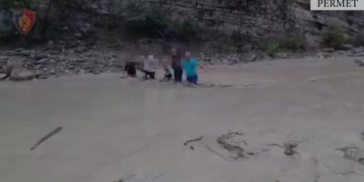 5 turistë mbetën të izoluar në kanionet e Langaricës në Përmet, shihni si shpëtohen nga policia (VIDEO)