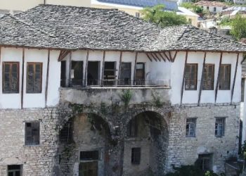Shtëpi me shumë pronarë që nuk merren vesh me njëri-tjetrin, si po shkatërrohen monumentet në Gjirokastër