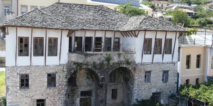 Shtëpi me shumë pronarë që nuk merren vesh me njëri-tjetrin, si po shkatërrohen monumentet në Gjirokastër