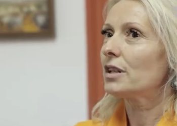 Rrëfime të emigrantëve shqiptarë në Greqi: Gruaja e moshuar zbriti nga makina kur e mori vesh që isha shqiptar. Na erdhi policia në shtëpi vetëm se po dëgjonim muzikë shqiptare (VIDEO)