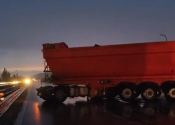 Aksident, furgoni i pret rrugën kamionit