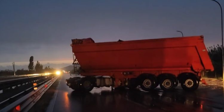 Aksident, furgoni i pret rrugën kamionit