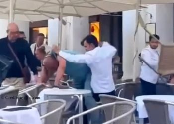 Grushte e shkelma në mes të restorantit, kamarierët përleshen me klientët (VIDEO)