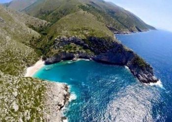 Turisti amerikan mbeti i bllokuar në Karaburun, i shkon në ndihmë policia