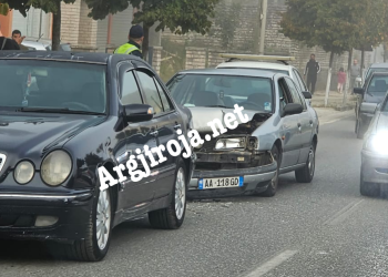 Aksident në Gjirokastër, përplasen dy makina te postblloku (FOTO)