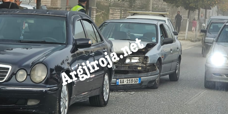 Aksident në Gjirokastër, përplasen dy makina te postblloku (FOTO)