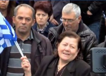 5 vjet nga vrasja e ekstremistit grek, nëna e Kaficas “shpërthen” mbi varr: Ti je një yll i Vorio Epirit, Edi Rama një vrasës