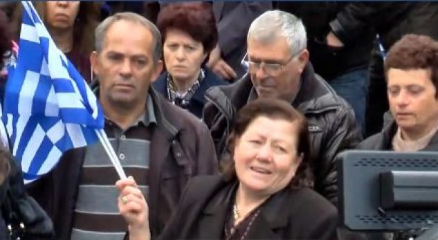 5 vjet nga vrasja e ekstremistit grek, nëna e Kaficas “shpërthen” mbi varr: Ti je një yll i Vorio Epirit, Edi Rama një vrasës