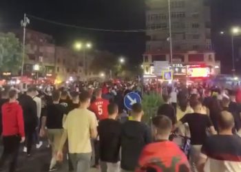 Fitorja e Shqipërisë, Tirana derdhet nëpër rrugë e sheshe (VIDEO)