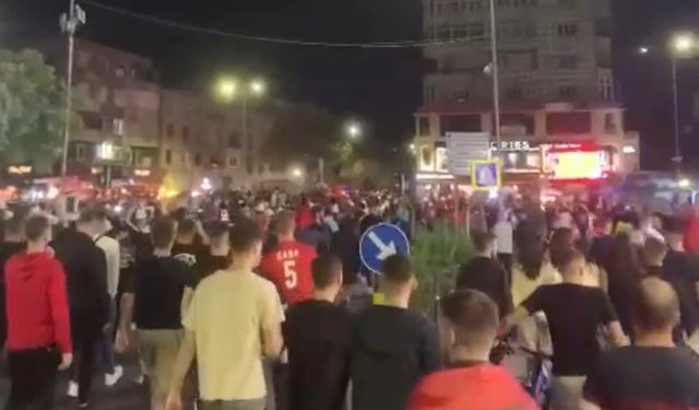 Fitorja e Shqipërisë, Tirana derdhet nëpër rrugë e sheshe (VIDEO)