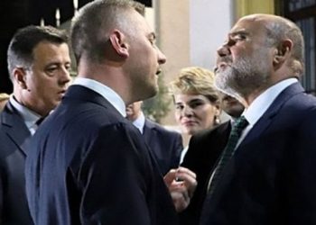 FOTO LAJM/ Deputetët si gjelat përballë njëri-tjetrit, sherri vazhdon edhe jashtë Parlamentit