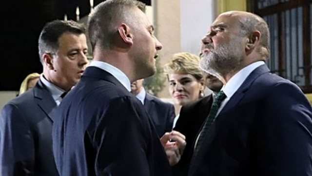 FOTO LAJM/ Deputetët si gjelat përballë njëri-tjetrit, sherri vazhdon edhe jashtë Parlamentit