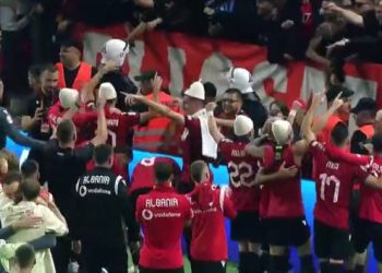 Me plis në kokë dhe njësh me tifozët, shihni festën e lojtarëve (VIDEO)