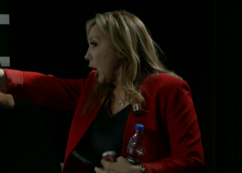 “Ik ore shko q*hu”, Evi Kokalari i ikën nga emisioni Ylli Rakipit dhe i tregon gishtin e mesit (VIDEO)