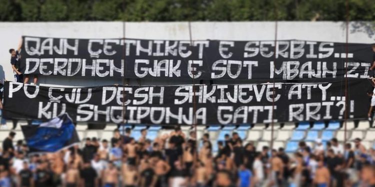 Tifozët e Tiranës vargje ironike për serbët: Po ç’ju desh shkijeve aty…ku shqiponja gati rri!”