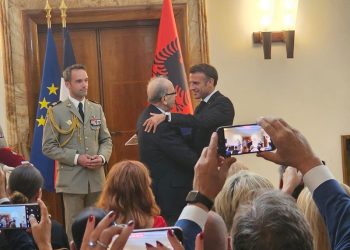 Ismail Kadare nderohet nga presidenti francez me titullin “Oficer i Madh i Legjionit të Nderit”