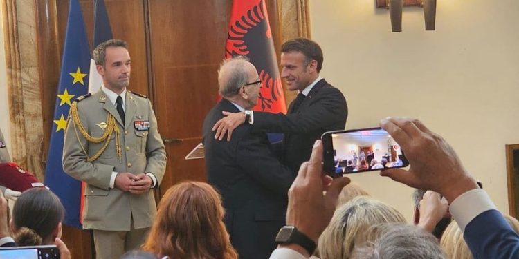 Ismail Kadare nderohet nga presidenti francez me titullin “Oficer i Madh i Legjionit të Nderit”
