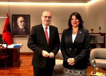 Shqipëria dhe Greqia i kthehen diskutimeve diplomatike, takohen në Tiranë dy kryediplomatët