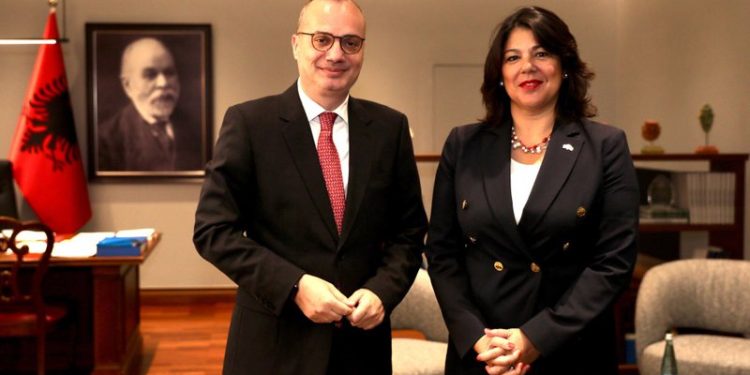 Shqipëria dhe Greqia i kthehen diskutimeve diplomatike, takohen në Tiranë dy kryediplomatët