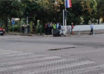 Tentoi të çajë perimetrin e sigurisë të vendosur për Samitin, shoqërohet i riu në Tiranë