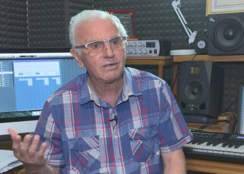 “Mora fjalë”, njihuni me krijuesin e këngës që çon peshë zemrat kuqezi (VIDEO)