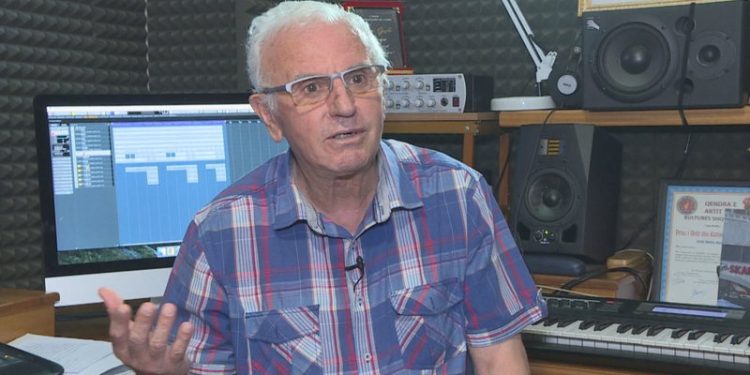 “Mora fjalë”, njihuni me krijuesin e këngës që çon peshë zemrat kuqezi (VIDEO)