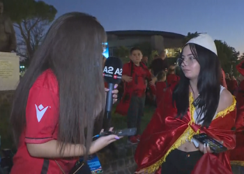 Pazaret e FSHF/ Vajza nga Korça tregon shifrën e çmendur për një biletë në stadium