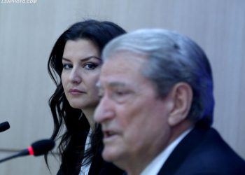 Floriana Garo sulmon TCH: Top inceneratori disinformon njerëzit, Berisha s’ka vilë në Gjirin e Lalzit, jeton vetëm në një apartament