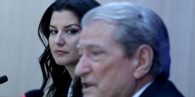 Floriana Garo sulmon TCH: Top inceneratori disinformon njerëzit, Berisha s’ka vilë në Gjirin e Lalzit, jeton vetëm në një apartament