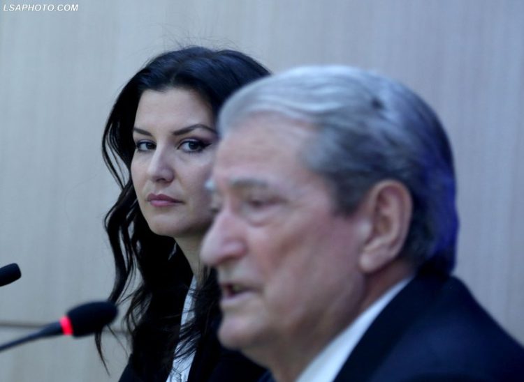 Floriana Garo sulmon TCH: Top inceneratori disinformon njerëzit, Berisha s’ka vilë në Gjirin e Lalzit, jeton vetëm në një apartament