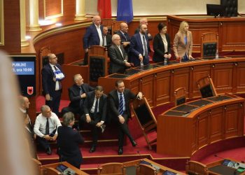 E hëna e sherrit: Zbardhet “skenari” për seancën ku Berisha ka premtuar luftë