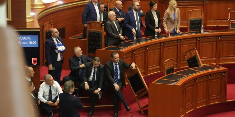 E hëna e sherrit: Zbardhet “skenari” për seancën ku Berisha ka premtuar luftë