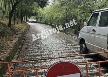Shembje në rrugën poshtë kalasë së Gjirokastrës (FOTO)