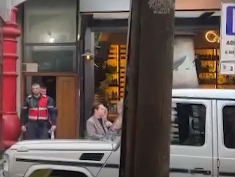Policia i shkon në shtëpi Sali Berishës