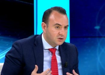 Gazetarja i “ngrin buzëqeshjen” ish-deputetit: Je në listë, do shpallesh non grata