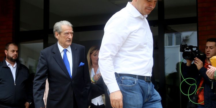 Manovrat për dhëndrin, që rrezikojnë t’i “hanë kokën” Berishës