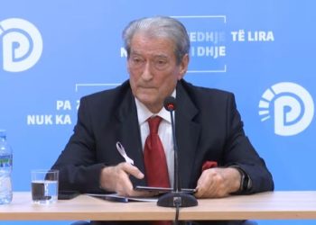 Berisha shfrenon fantazinë: Fikën dritat në Shqipëri që të mos shohin konferencën time. Kjo është diktaturë! (VIDEO)