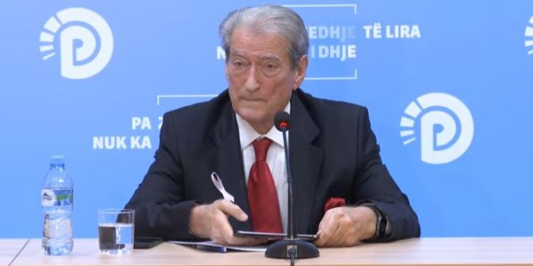 Berisha shfrenon fantazinë: Fikën dritat në Shqipëri që të mos shohin konferencën time. Kjo është diktaturë! (VIDEO)