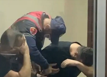 26-vjeçarja fundos djemtë që e përdh*nuan në grup: Më detyruan të pija drogë. Me një prej tyre isha në një lidhje, nuk e dija që ishte i martuar