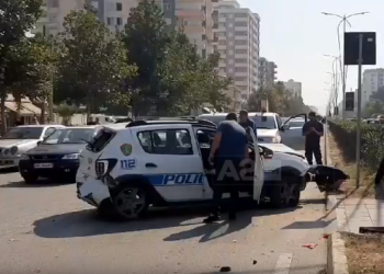 Aksident i rëndë, “Range Rover” godet nga pas makinën e policisë, plagoset efektivi dhe një punonjës i servisit