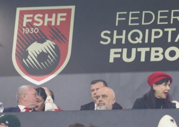 As Kombëtarja nuk i bashkon, Albin Kurti e Edi Rama veç e veç në stadium (FOTO)