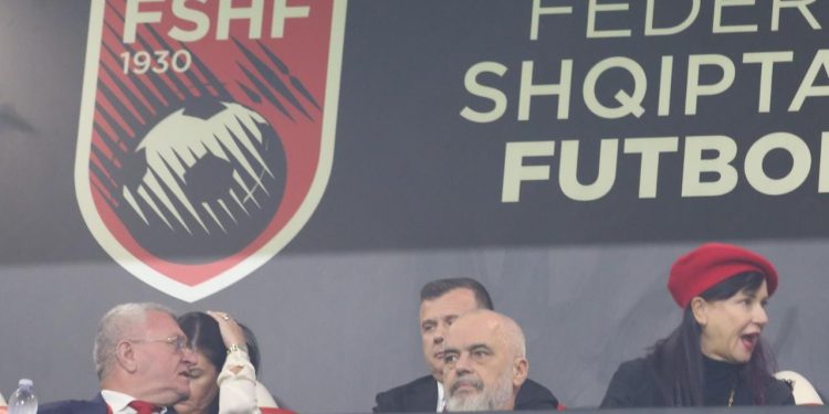 As Kombëtarja nuk i bashkon, Albin Kurti e Edi Rama veç e veç në stadium (FOTO)