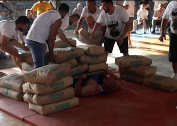 Shqiptari thyen rekordin Guinness, mban 1500 kg çimento mbi trup