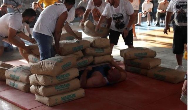 Shqiptari thyen rekordin Guinness, mban 1500 kg çimento mbi trup