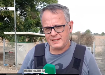 VIDEO/ Shikoni se si gazetarit shqiptar dhe grupit grek të xhirimit i vihet arma në kokë nga ushtarët izraelitë: Jemi me fat…